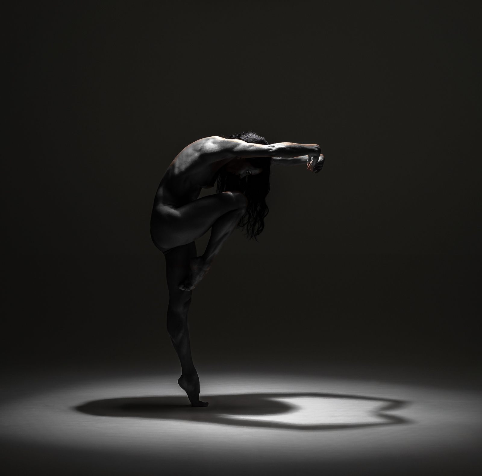 Fotografia in bianco e nero, corpo scolpito dalla luce in studio - ERACREA ART