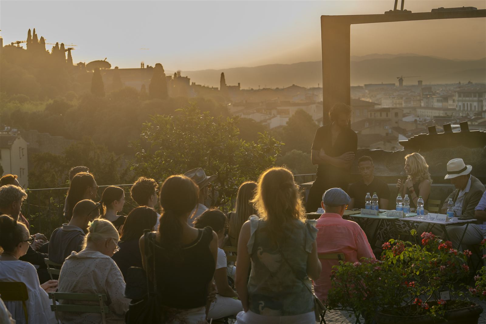 Reportage di evento aziendale a Milano - il pubblico a un incontro all'aperto al tramonto