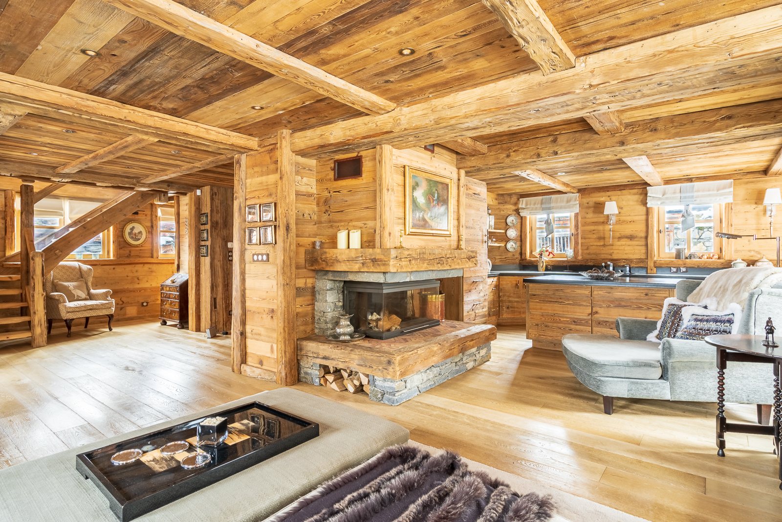 Fotografia di interni - living con camino in chalet