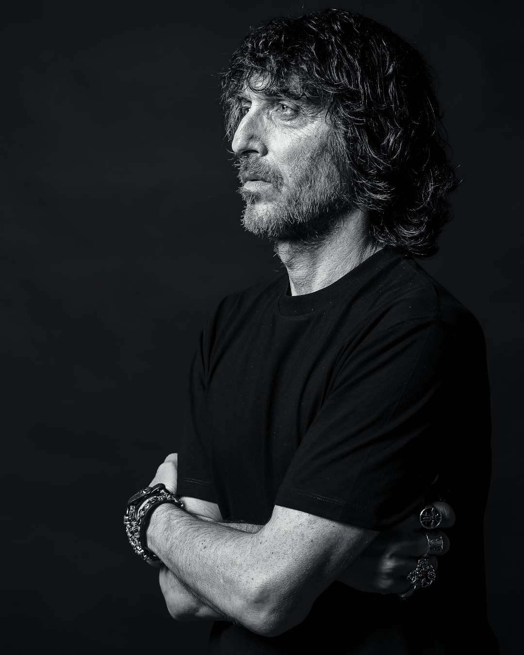 Ritratto in bianco e nero di Giuseppe Cruciani in studio - scatto originale di Massimo Zanetti fotografo
